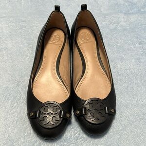Tory burch flat size 71/2 M like New condition. Leather